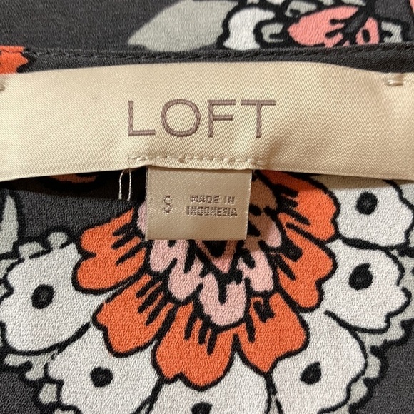 Loft V Neck blouse, gray background with flowers & berries, good condition, Sz S - Picture 5 of 6